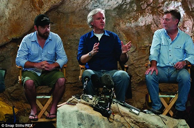 Đạo diễn Alister Grierson (trái) cùng hai đạo diễn James Cameron và Andrew Wight trong khi làm phim Sanctum năm 2011.